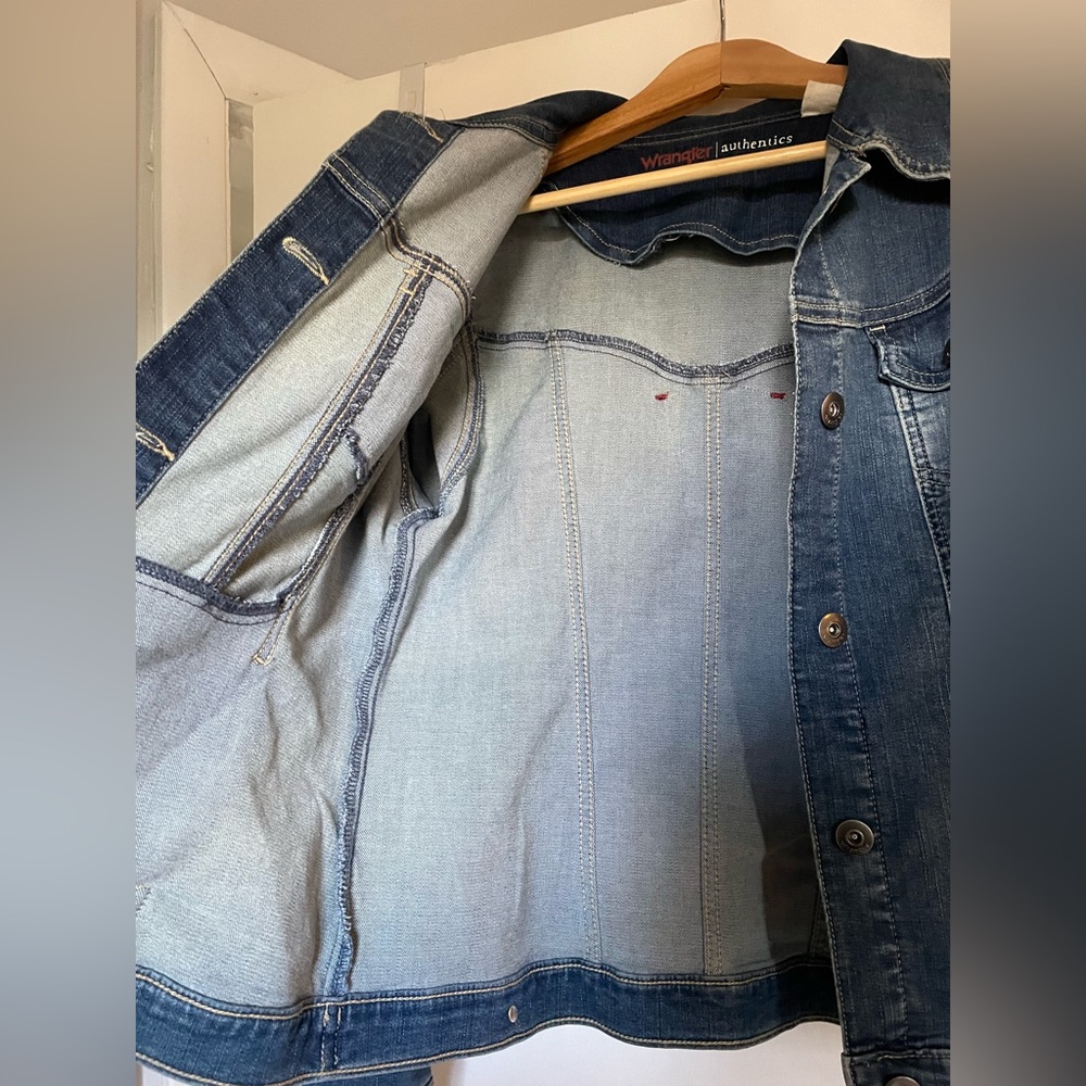 Wrangler Women’s stretch denim jacket, size Large - Picture 4 of 6